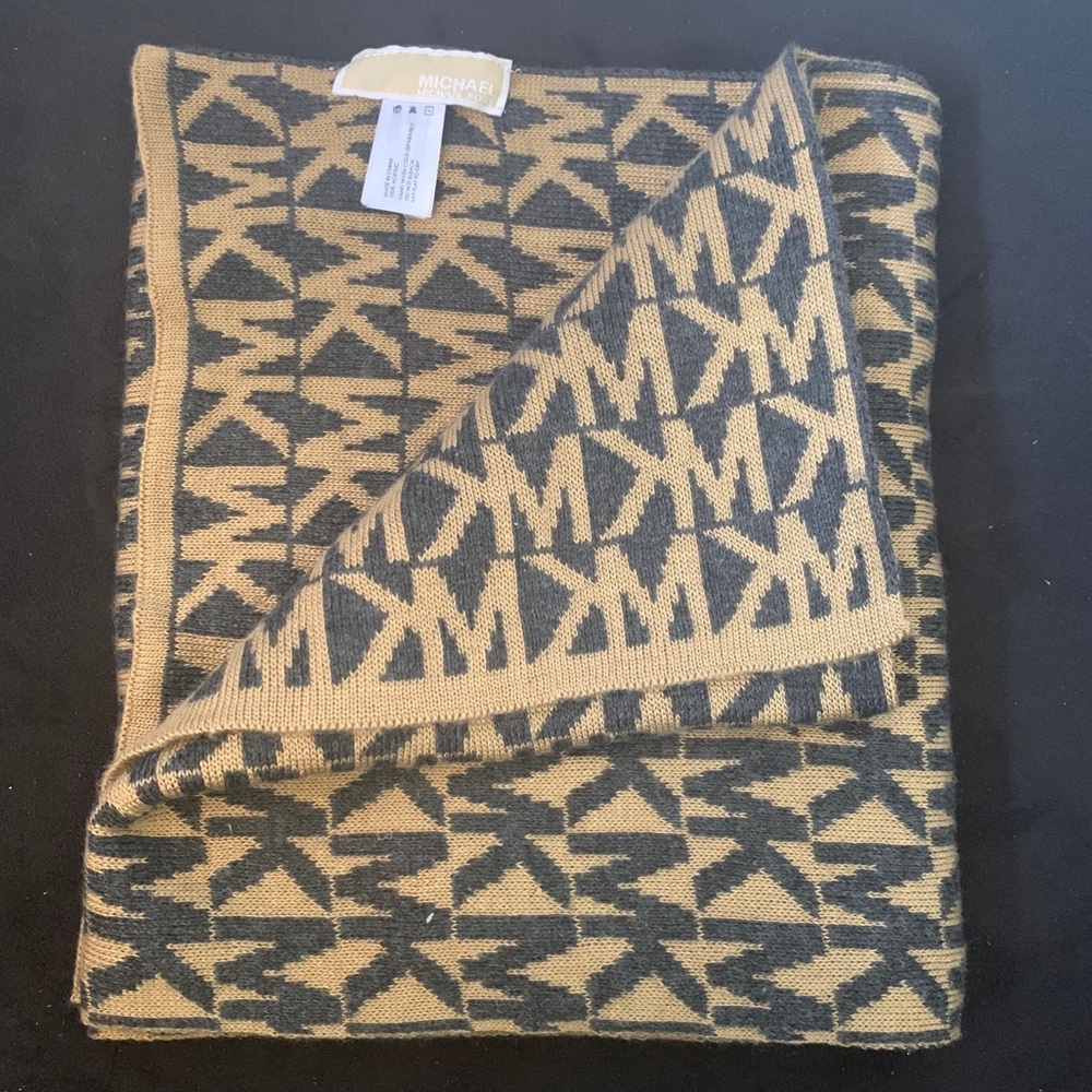 Michael Kors Signature logo scarf